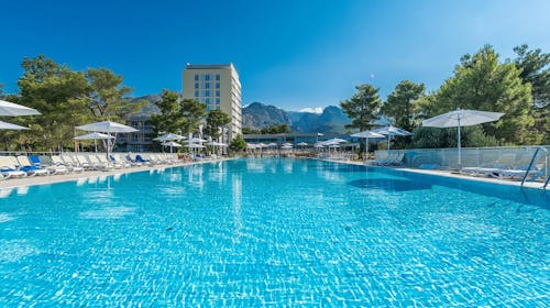 Bluesun Holiday Village Alan - Obiteljsko ljeto s punim pansionom u sjevernoj Dalmaciji, Starigrad Paklenica, Dalmacija, Hrvatska - 1.080 EUR - 3x noćenje u obiteljskoj sobi s balkonom za 2 osobe (2 djece do 13,99 godina besplatno), Puni pansion
