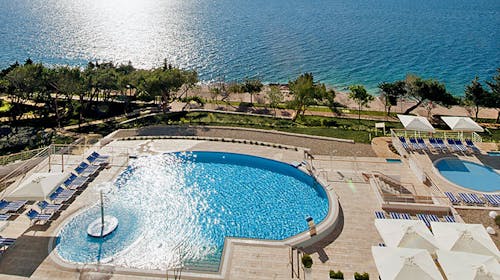 Valamar Sanfior Hotel - Ljetno opuštanje za parove uz more u šarmantnom Rapcu, Rabac, Istra, Hrvatska - 553 EUR - 2x noćenje u sobi „Room for 2“ za 2 osobe, Polupansion s uključenim bezalkoholnim negaziranim pićima iz šankomata tijekom obroka