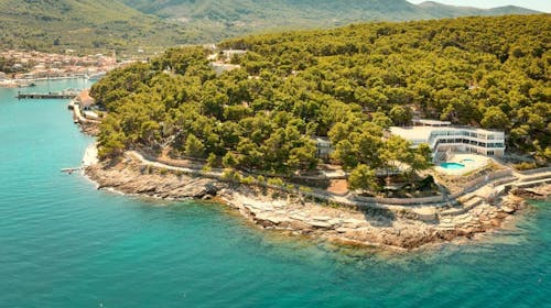 Fontana Resort - Ljeto na Hvaru u komfornim apartmanima, Jelsa, otok Hvar, Dalmacija, Hrvatska - 339 EUR - 3x noćenje u Comfort Studio apartmanu za 3 osobe, Korištenje 2 otvorena bazena s morskom vodom (jedan je dječji)