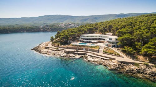 Fontana Resort - Savršen ljetni odmor na Hvaru, Jelsa, otok Hvar, Dalmacija, Hrvatska - 465 EUR - 3x noćenje u Maestral dvokrevetnoj Classic sobi s klimom, balkonom ili terasom (okrenute prema moru) za 2 osobe, Polupansion