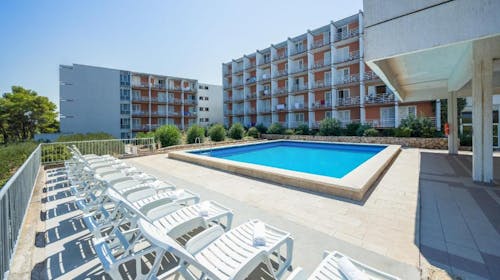 Hotel Hvar - All inclusive obiteljsko ljeto na Hvaru, Jelsa, otok Hvar, Dalmacija, Hrvatska - 450 EUR - 2x noćenje u Comfort dvokrevetnoj sobi s pomoćnim ležajem i balkonom (morska strana) za 2 osobe (1. dijete do 11,99 godina i 2. dijete do 2,99 godina besplatno), All Inclusive s uključenim pićem uz obroke