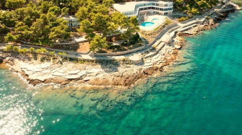 Fontana Resort - Savršen ljetni odmor na Hvaru, Jelsa, otok Hvar, Dalmacija, Hrvatska - 775 EUR - 5x noćenje u Maestral dvokrevetnoj Classic sobi s klimom, balkonom ili terasom (okrenute prema moru) za 2 osobe, Polupansion