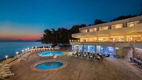 Fontana Resort - Savršen ljetni odmor na Hvaru, Jelsa, otok Hvar, Dalmacija, Hrvatska - 1.085 EUR - 7x noćenje u Maestral dvokrevetnoj Classic sobi s klimom, balkonom ili terasom (okrenute prema moru) za 2 osobe, Polupansion
