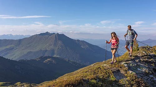 Hotel Zum Pinzger - Autentičan alpski odmor u Tirolu, Stumm im Zillertal, Austrija - 636 EUR - 3x noćenje u Superior dvokrevetnoj sobi s balkonom i dodatnim ležajem (2+2) za 2 osobe (1 dijete do 11,99 godina boravi besplatno), Polupansion (bogat buffet doručak i večera u 4 slijeda s vegetarijanskim opcijama, uključujući salatni buffet)