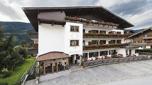Hotel Zum Pinzger - Autentičan alpski odmor u Tirolu, Stumm im Zillertal, Austrija - 340 EUR - 2x noćenje u Standard dvokrevetnoj sobi s balkonom (2+0) za 2 osobe, Polupansion (bogat buffet doručak i večera u 4 slijeda s vegetarijanskim opcijama, uključujući salatni buffet)