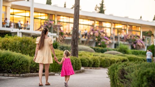 Aminess Vival Velaris Resort - Obiteljsko ljeto na Braču - Posebna akcija, Supetar, otok Brač, Dalmacija, Hrvatska - 1.149 EUR - 5x noćenje u dvokrevetnoj Superior sobi s balkonom (pogled park) za 2 osobe (1 dijete do 9,99 godina besplatno), Polupansion