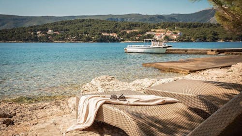 Aminess Senses Resort - Obiteljski ljetni all inclusive light na Hvaru - Posebna akcija, Vrboska, otok Hvar, Hrvatska - 1.199 EUR - 5x noćenje u dvokrevetnoj Superior sobi s balkonom za 2 osobe (1 dijete do 9,99 godina besplatno), All inclusive light