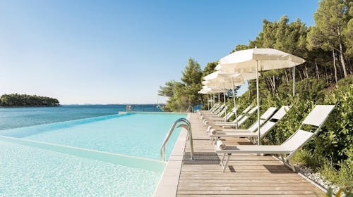 Crvena Luka Resort - Last minute ljeto u Dalmaciji , Biograd na Moru, Dalmacija, Hrvatska - 599 EUR - 3x noćenje u prostranoj Superior sobi za 2 osobe (1 dijete do 13,99 godina i 1 dijete do 5,99 godina besplatno), Polupansion