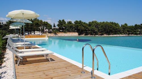 Crvena Luka Resort - Last minute ljeto u Dalmaciji , Biograd na Moru, Dalmacija, Hrvatska - 449 EUR - 2x noćenje u prostranoj Superior sobi za 2 osobe (1 dijete do 13,99 godina i 1 dijete do 5,99 godina besplatno), Polupansion