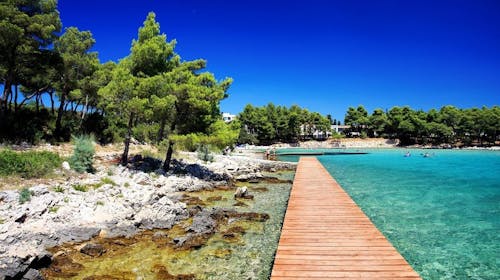 Crvena Luka Resort - Obiteljsko ljeto u Dalmaciji , Biograd na Moru, Dalmacija, Hrvatska - 1.999 EUR - 7x noćenje u prostranoj Superior sobi za 2 osobe (1 dijete do 13,99 godina i 1 dijete do 5,99 godina besplatno), Polupansion