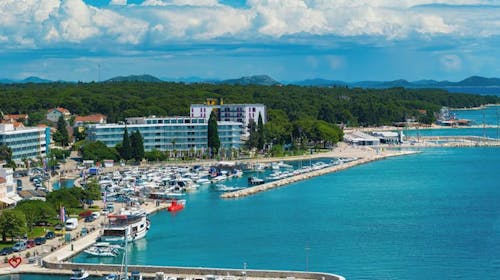 Ilirija Resort - Hotel Ilirija - Odmor u kolovozu s punim pansionom u Biogradu, Biograd na Moru, Dalmacija, Hrvatska - 1.729 EUR - 7x noćenje u dvokrevetnoj Superior sobi za 2 osobe (1 dijete do 12 godina i 1 dijete do 7 godina besplatno), Puni pansion