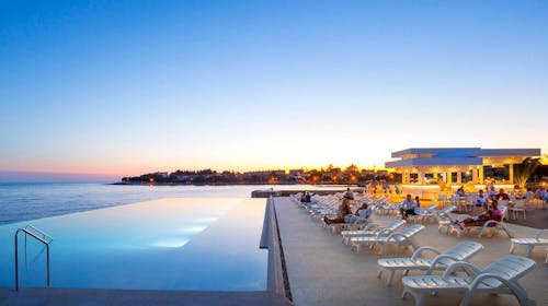 Aminess Vival Maestral Hotel - Ultra last minute ljeto u Novigradu, Novigrad, Istra, Hrvatska - 648 EUR - 3x noćenje u dvokrevetnoj Superior sobi s balkonom za 2 osobe (1 dijete do 9,99 godina besplatno), Polupansion