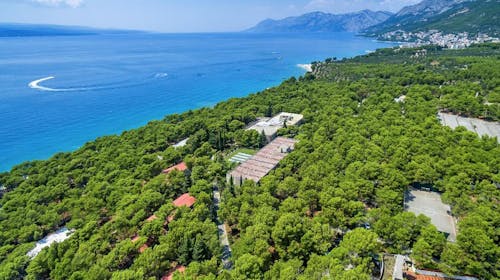 Alemaris Resort - Jesen u obnovljenom hotelu, Baška Voda, Makarska rivijera, Hrvatska - 195 EUR - 2x noćenje u Standard dvokrevetnoj sobi s balkonom za 2 osobe (1 dijete do 11,99 godina i 1 dijete do 2,99 godina besplatno), Polupansion (buffet doručak i večera)