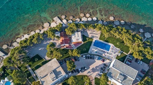 Villas Arausana & Antonina - Ljeto uz more - Posebna akcijska cijena, Vodice, Dalmacija, Hrvatska - 1.586 EUR - 7x noćenje u dvokrevetnoj sobi s balkonom (morska strana) za 2 osobe (1 dijete do 11,99 godina i 2. dijete do 2,99 godina besplatno), Polupansion