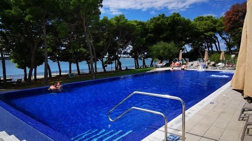 Villa Arausa - Obiteljsko all inclusive light ljeto - Posebna akcijska cijena, Vodice, Dalmacija, Hrvatska - 1.542 EUR - 7x noćenje u dvokrevetnoj Standard sobi s balkonom morska strana za 2 osobe (1 dijete do 11,99 godina i 2. dijete do 2,99 godina besplatno), All inclusive light