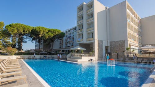 Family Hotel Adria - Obiteljsko all inclusive ljeto u Dalmaciji - Posebna akcija, Biograd na Moru, Dalmacija, Hrvatska - 1.160 EUR - 4x noćenje u dvokrevetnoj Comfort sobi s balkonom i pomoćnim ležajem za 2 osobe (1 dijete do 11,99 godina i dijete do 2,99 godina besplatno), All inclusive