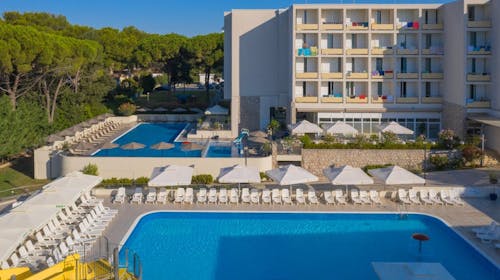 Family Hotel Adria - Obiteljsko all inclusive ljeto u Dalmaciji - Posebna akcija, Biograd na Moru, Dalmacija, Hrvatska - 2.029 EUR - 7x noćenje u dvokrevetnoj Comfort sobi s balkonom i pomoćnim ležajem za 2 osobe (1 dijete do 11,99 godina i dijete do 2,99 godina besplatno), All inclusive