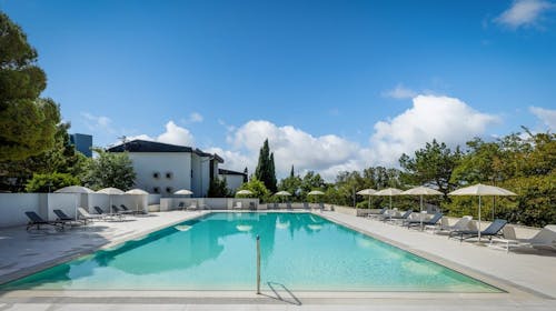 Holiday Resort Ad Turres - Last minute obiteljsko ljeto u Crikvenici - Posebna akcija, Crikvenica, Hrvatska - 1.279 EUR - 7x noćenje u Standard dvokrevetnoj sobi s balkonom (morska strana) za 2 osobe (2 djece do 11,99 godina besplatno), Polupansion