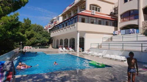 Hotel Zagreb Karlobag - Ljeto s polupansionom - Soba s balkonom, Karlobag, Hrvatska - 895 EUR - 7x noćenje u dvokrevetnoj sobi s balkonom za 2 osobe (1. dijete do 11,99 godina besplatno i 2. dijete do 0,99 godina besplatno), Polupansion