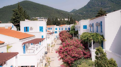 Hotel Slovenska plaža - Kraj ljeta u Budvi, Budva, Crna Gora - 349 EUR - 2x noćenje u Standard dvokrevetnoj sobi s dodatnim ležajem i balkonom za 3 osobe, Polupansion (buffet doručak i večera)