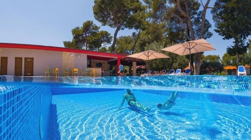 Mediteransko selo San Antonio - Kraj ljeta u Dalmaciji, Biograd na Moru, Dalmacija, Hrvatska - 284 EUR - 2x noćenje u dvokrevetnoj sobi s terasom za 2 osobe, Polupansion