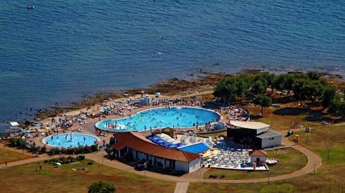 Apartments Katoro Plava Laguna - Ljeto s polupansionom, Umag, Istra, Hrvatska - 815 EUR - 3x noćenje u Classic apartmanu 2+2 za 4 osobe (2 djece do 4,99 godina besplatno), Polupansion (doručak i večera)