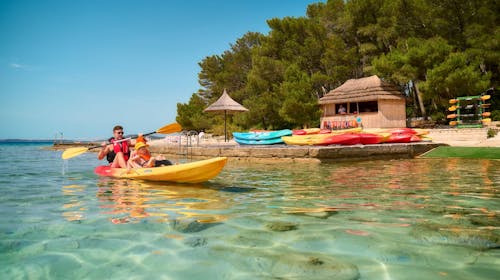 Pine Beach Pakoštane - Obiteljski all inclusive light odmor uz sport i prirodu - Posebna akcija , Pakoštane, Dalmacija, Hrvatska - 1.332 EUR - 5x noćenje u Comfort bungalovu (bez struje) za 3 osobe (2 djece do 3,99 godina besplatno), All inclusive light