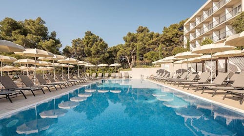 Aminess Senses Resort - Obiteljski ljetni all inclusive light na Hvaru - Posebna akcija, Vrboska, otok Hvar, Hrvatska - 648 EUR - 3x noćenje u dvokrevetnoj Superior sobi s balkonom za 2 osobe (1 dijete do 9,99 godina besplatno), All inclusive light