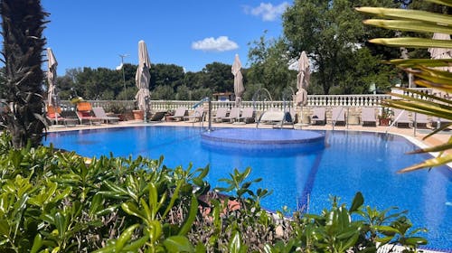 Hotel Miramare Vodice - Ljeto u Dalmaciji s korištenjem bazena, Vodice, Dalmacija, Hrvatska - 689 EUR - 3x noćenje u dvokrevetnoj sobi s balkonom pogled park za 2 osobe (1 dijete do 11,99 godina i 1 dijete do 4,99 godina besplatno), Polupansion