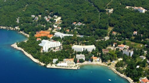 Hoteli Omišalj - Depandansa Primorka - Kraj ljeta na Krku, Omišalj, otok Krk, Hrvatska - 251 EUR - 3x noćenje u dvokrevetnoj sobi za 2 osobe (1. dijete do 7,99 godina besplatno), Polupansion (buffet doručak i buffet večera s uključenim bezalkoholnim pićem)
