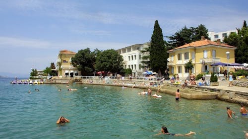 Hoteli Omišalj - Depandansa Primorka - Kraj ljeta na Krku, Omišalj, otok Krk, Hrvatska - 258 EUR - 3x noćenje u dvokrevetnoj sobi za 2 osobe (1. dijete do 7,99 godina besplatno), Polupansion (buffet doručak i buffet večera s uključenim bezalkoholnim pićem)