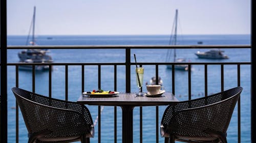 Hotel California by Aycon - Kraj ljeta na ekskluzivnoj lokaciji, Sveti Stefan, Crna Gora - 1.135 EUR - 5x noćenje u dvokrevetnoj Superior sobi s pogledom na planinu za 2 osobe, Doručak