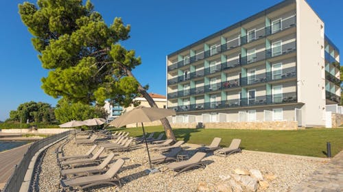 Villas Arausana & Antonina - Kraj ljeta uz more, Vodice, Dalmacija, Hrvatska - 292 EUR - 2x noćenje u dvokrevetnoj sobi s balkonom (morska strana) za 2 osobe (1 dijete do 11,99 godina i 2. dijete do 2,99 godina besplatno), Polupansion