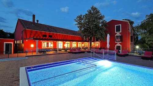 Ilirija Resort - Hotel Villa Donat - Ultra last minute ljetni paket s punim pansionom, Sv. Filip Jakov, Dalmacija, Hrvatska - 1.188 EUR - 7x noćenje u dvokrevetnoj Comfort sobi za 2 osobe (1 dijete do 7 godina i 1 dijete do 12 godina besplatno), Puni pansion i sokovi iz šankomata tijekom večere