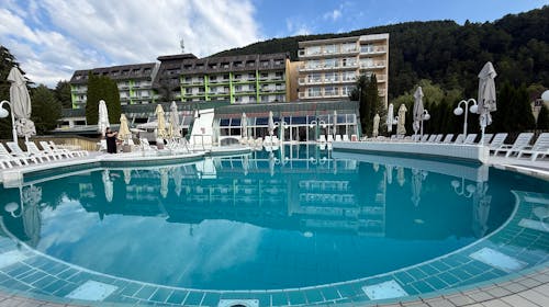Hotel Vesna - Terme Topolšica - Ljetni odmor s punim pansionom - Plaćaš 4, boraviš 5 noći - Posebna akcija, Topolšica, Slovenija - 549 EUR - 5x noćenje u dvokrevetnoj Standard sobi za 2 osobe (1 dijete do 14,99 godina i 1 dijete do 4,99 godina besplatno), Puni pansion
