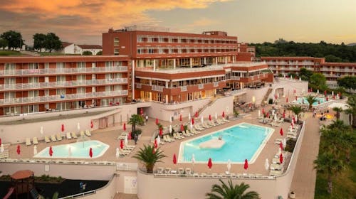 Hotel Albatros Plava Laguna - All inclusive obiteljsko ljeto u Poreču, Poreč, Istra, Hrvatska - 835 EUR - 3x noćenje u dvokrevetnoj Economy sobi s dodatnim ležajem za 2 osobe (1. dijete do 11,99 godina i 2. dijete do 4,99 godina besplatno), All inclusive
