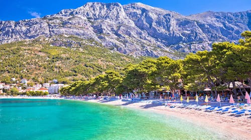 Alemaris Resort - Kraj ljeta u obnovljenom hotelu za velike obitelji, Baška Voda, Makarska rivijera, Hrvatska - 339 EUR - 2x noćenje u Standard obiteljskoj sobi s balkonom na morskoj strani (2 povezane sobe) za 4 osobe (2 djece do 11,99 godina besplatno), Polupansion (buffet doručak i večera)