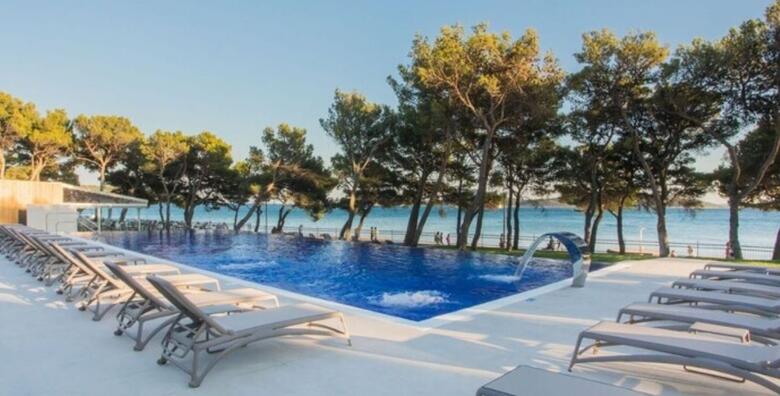 POSEBNA PONUDA! VODICE, Villa Arausana & Antonina 4* - 5 noćenja s polupansionom za 2 osobe i 1 dijete do 11,99 g. ili 1 dijete starije od 12 g. + gratis paket za 1 dijete do 2,99 g.
